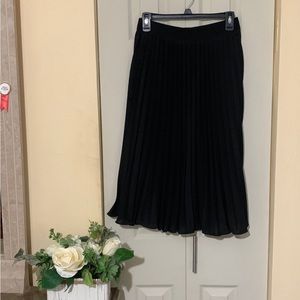 Amazon pleated skirt in black/ Size medium